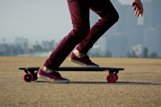 Illustration for article titled Este nuevo skateboard eléctrico lleva los motores ocultos en las ruedas